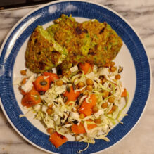 Ærtedeller med spidskålsalat